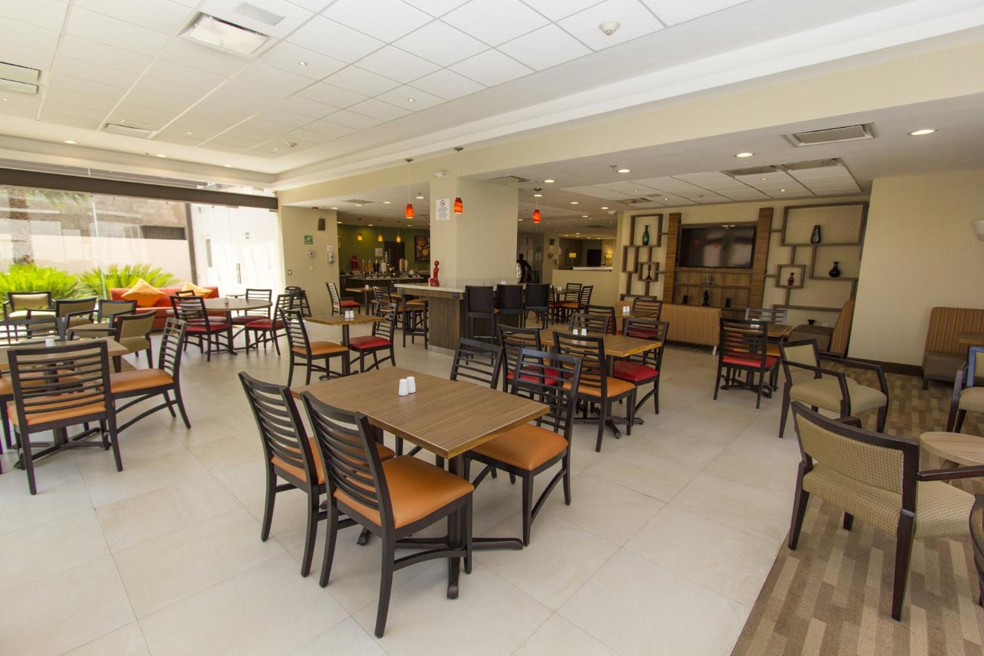 Holiday Inn Express Guadalajara Aeropuerto By Ihg Las Pintas Dış mekan fotoğraf